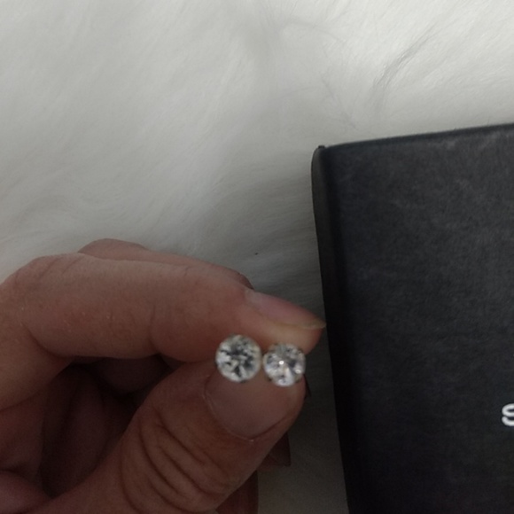 Earrings New in Box - Picture 2 of 3